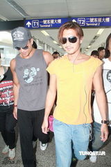 组图：谢霆锋负伤抵达香港 全程不回答传媒提问