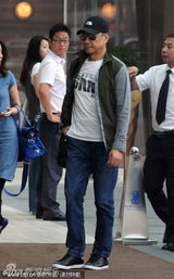 组图：66岁王学圻潮人装扮帅气有型