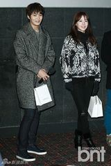 组图：金亚中会影迷 朱元嘟嘴卖萌抱粉丝