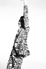 组图：何晟铭动感时尚写真 青春俏皮热情洋溢