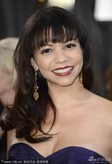 劳丽亚-鲁本亮相红毯 紫群华美典雅