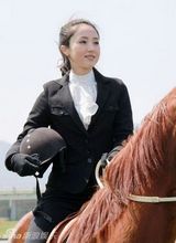 幻灯图：董璇新剧中成时尚导师 演绎都市白领造型