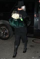 组图：Gaga潮装现身 白发风中乱飘背影很渗人