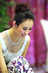 组图：兽兽清纯装扮亮相车展 长裙凸衬窈窕身姿