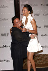 高清图：《阿凡达》女主角佐伊同性之吻献母亲