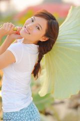 组图：蔡蝶荷塘写真清纯俏皮显可爱