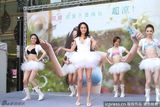 组图：关颖代言内衣大秀事业线 不信王心凌是小三