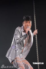 组图：许志安出道25周年红馆开唱 郑秀文捧场