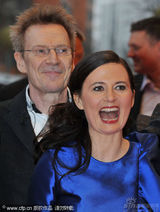 幻灯图集：电影《一家人》首映 导演佩妮莱蓝裙亮眼