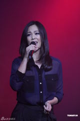 组图：王馨平生日留港助阵慈善个唱 歌声送真情