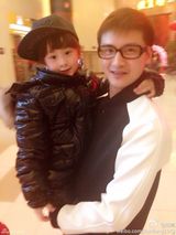 组图：森碟可爱吃棉花糖 戴田亮帽子似男孩