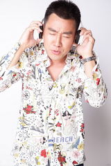 组图：蒋一铭花衬衫搞怪写真尽显男性另类魅力