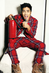 组图：袁成杰登《魅力先生》杂志扮可爱