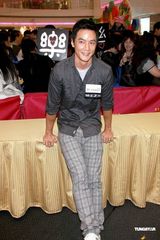 幻灯：《枪王之王》香港宣传 吴彦祖古天乐获赠金枪