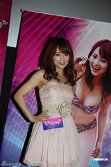 组图：《蜜桃成熟时》宣传 女星吉泽明步短裙亮相