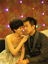 组图：李小冉与鄢颇首恩爱亮相 有孕在身被呵护