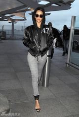 组图：蕾哈娜伦敦机场街拍 露脐装秀曼妙曲线