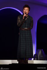 组图：张信哲红馆开唱 深情演绎哲式情歌