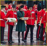 组图：凯特王妃怀孕见肚 亲自弯腰拔鞋跟