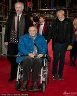 组图：《黑血》首映 导演斯鲁奇尔坐轮椅亮相