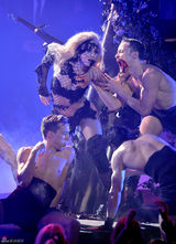 幻灯图集：Lady Gaga助阵美国偶像 网眼服表演