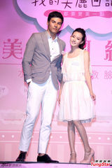 组图：凤小岳亮相产品代言 西装笔挺帅气有型