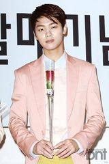 组图：韩团CNBLUE办专辑签名会 成员手持玫瑰