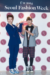 独家：俊男美女亮相首尔时装周 鲁敏宇炫长腿