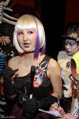 组图：吴卓羲宣传万圣节扮吸血鬼 高海宁险走光