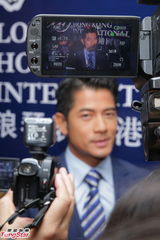 组图：郭富城吴孟达西装帅气助阵活动