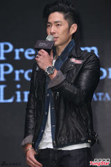 组图：吴建豪大赞新婚太太 秀钻戒分享甜蜜心情