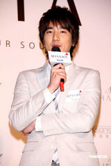 幻灯图集：赵又廷白西装扮王子 否认黑道逼迫传闻