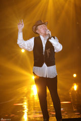 组图：周笔畅玩谢耳朵乐器 邓紫棋黑丝秀腿