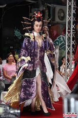 高清组图：洪棠扮布袋戏主角 爆乳装露E奶吸睛