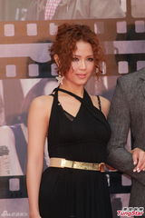 组图：方皓文金像奖红毯黑裙保守 不露事业线