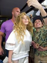 组图：Gaga爆炸头戴彩色小眼镜 手拿水晶棒搞怪