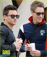 组图：英出柜跳水金童戴利与男友恩爱互吃口水