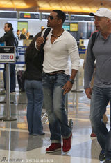 组图：史密斯携两子亮相机场 身型壮硕酷劲十足