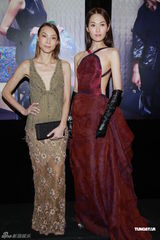 组图：林莉压轴走秀真空上阵 示范苗族服饰