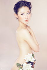 组图：李依馨拍裸背写真 性感魅惑不失优雅