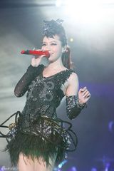 组图：张靓颖成都火爆开唱 喜多郎助阵赞其有前途