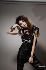 幻灯图：周秀娜出席活动 摇身变装性感DJ