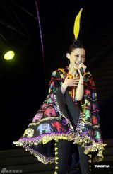 组图：范玮琪开个唱姐妹助阵 老公黑人上台送热吻 