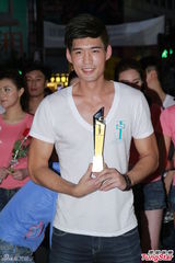 组图：亚洲先生闹市被起哄亲亚姐 趁机把台妹