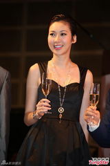 组图：庄思敏露背装出席时装会 个人藏鞋千双