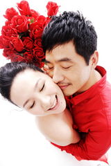 组图：郭晓冬夫妇情人节玫瑰大片 甜蜜拥吻似新婚