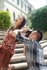 组图：吴镇宇《热爱岛》找小宋佳当模特展摄影才华