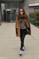 组图：林鹏冬日街拍显高挑身材 气质出众笑迎圣诞