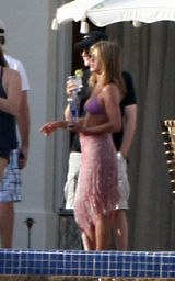 幻灯图：安妮斯顿墨西哥过生日 杰拉德-巴特勒作陪