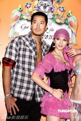 幻灯图：张惠妹男友现身珠宝发布会 称尚无结婚打算